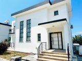 Girne'nin Karşıyaka bölgesinde satılık havuzlu 3+1 villa!