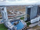 Grand Sapphire'da 23. katta, muhteşem deniz ve ana havuz manzarasına sahip 1+1 daire satılıktır.