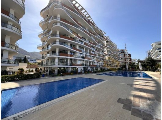 Girne'de Eşyalı 2+1 Daire, Özel Havuz ve Şehir Manzarası ile Satılık!