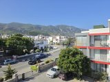 ALSANCAK'TA, ATAKARA SÜPERMARKET YANINDA, ÇOK İYİ KONUMDA, 80 (METREKARE), ORTAK HAVUZLU,BAKIMLI SİTE İÇERİSİNDE, DAĞ VE DENİZ MANZARALI, 2+1, FUL EŞYALI, Ç