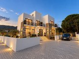 Girne Alsancak Sıfır Satılık Havuzlu ve Bahçeli 4+1 Villa
