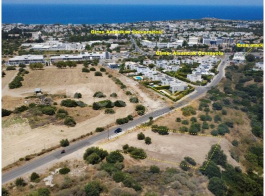 Girne Edremit'te Eron Market Üstü Muhteşem Deniz ve Dağ Manzaralı Anayola Yakın Satılık 820 m2 Arsa(İÇİNE ARABA VEYA DAİRE ALINABİLİR)