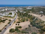 Girne Edremit'te Eron Market Üstü Muhteşem Deniz ve Dağ Manzaralı Anayola Yakın Satılık 820 m2 Arsa(İÇİNE ARABA VEYA DAİRE ALINABİLİR)