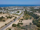 Girne Edremit'te Eron Market Üstü Muhteşem Deniz ve Dağ Manzaralı Anayola Yakın Satılık 820 m2 Arsa(İÇİNE ARABA VEYA DAİRE ALINABİLİR)