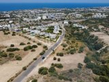 Girne Edremit'te Eron Market Üstü Muhteşem Deniz ve Dağ Manzaralı Anayola Yakın Satılık 820 m2 Arsa(İÇİNE ARABA VEYA DAİRE ALINABİLİR)