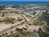 Girne Edremit'te Eron Market Üstü Muhteşem Deniz ve Dağ Manzaralı Anayola Yakın Satılık 820 m2 Arsa(İÇİNE ARABA VEYA DAİRE ALINABİLİR)
