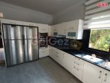 Doğa Manzaralı Havuzlu Şık Villa