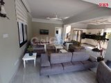 Doğa Manzaralı Havuzlu Şık Villa