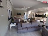 Doğa Manzaralı Havuzlu Şık Villa