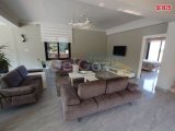 Doğa Manzaralı Havuzlu Şık Villa