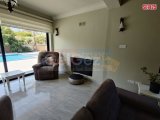 Doğa Manzaralı Havuzlu Şık Villa