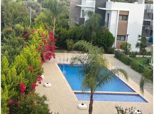 Girne Ozanköy’de Helio Sitesi China Bazaar Karşısında Eşdeğer Koçanlı 2+1 Satılık Daire – Ortak Havuzlu Site İçerisinde!