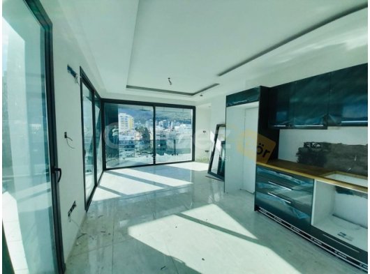 Girne Merkez'de Satılık Lüks Penthouse - Şehir ve Doğa Manzarası!