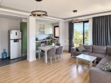 Girne Merkez'de Şehir ve Doğa Manzaralı 2+1 Ful Eşyalı Daire