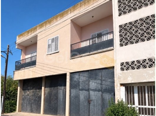 Gazimağusa Vadili'de Satılık Türk Tapu 2+1 Komple Bina - Şehir Manzaralı Bahçe ile Fırsat!