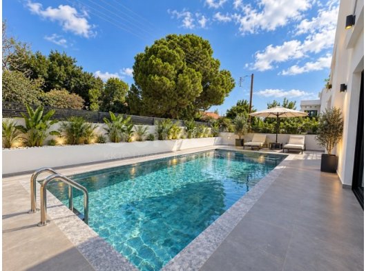 Girne Alsancak Sıfır Satılık Havuzlu ve Bahçeli 4+1 Villa