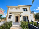TEK YETKİ Alsancak Merit Otellere Yürüme Mesafesinda Müstakil Havuzlu 3+1 Villa