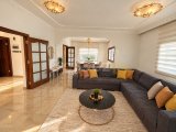 TEK YETKİ Alsancak Merit Otellere Yürüme Mesafesinda Müstakil Havuzlu 3+1 Villa