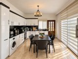 TEK YETKİ Alsancak Merit Otellere Yürüme Mesafesinda Müstakil Havuzlu 3+1 Villa